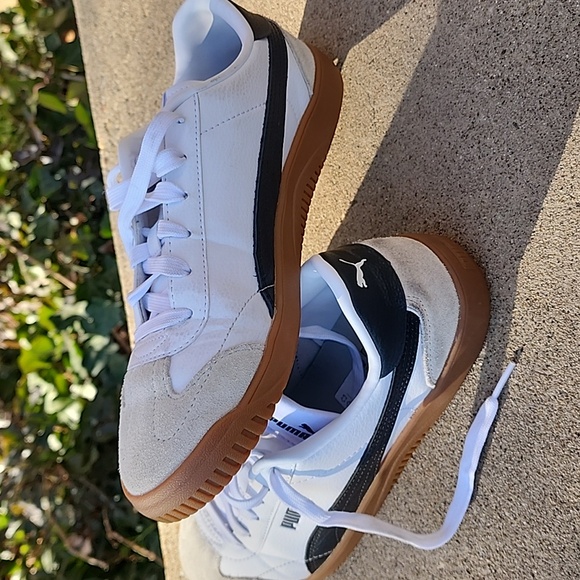 Puma White and Black Sneakers with Brown Sole - Picture 6 of 8